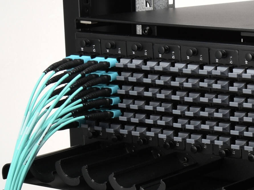 最新の企業ブログについて MPOデータセンター配線では、主にどのような製品が使用されていますか？