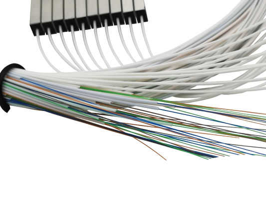 購入 効率的に光信号を分散する 光ファイバー PLC スプリッタ 1*4 PON ネットワーク用のコネクタなし オンライン製造