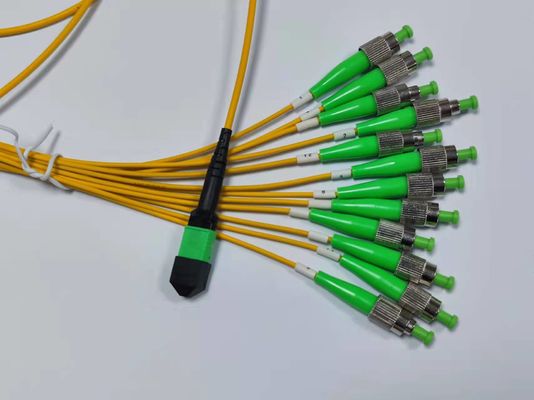 12 繊維MTPMPOケーブルとAPC 高密度アプリケーションのためのFCAPCFanoutパッチコードに男性